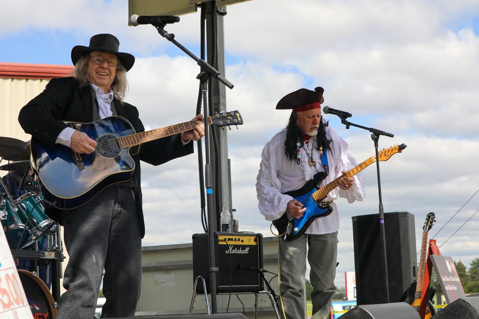 The musicians Uncle Brew and Pirate Charly on stage and in costume.