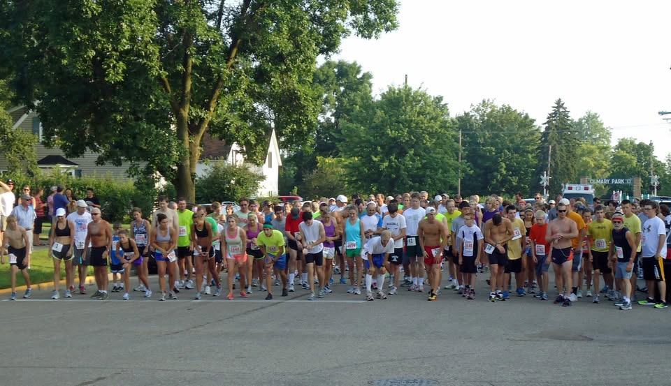 A large group of runners are at the starting point